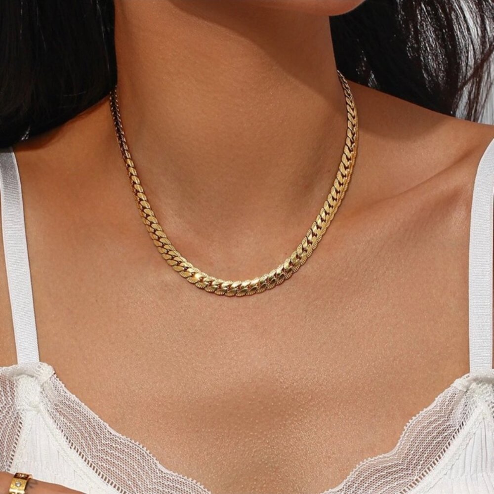 NEW FLAT CUBAN CHAIN 18K GOLD NECKLACE, NICE NECKLACE, CUTE NECKLACE.